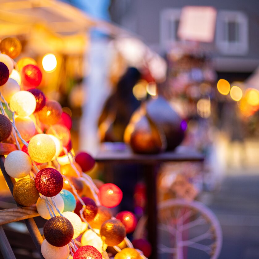 Illuminated lanterns and festive stalls at Freiheitsplatz. | © Graz Tourismus - Harry Schiffer