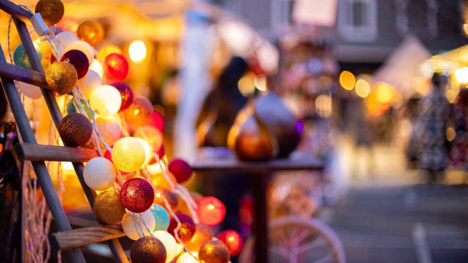 Illuminated lanterns and festive stalls at Tummelplatz. | © Graz Tourismus - Harry Schiffer