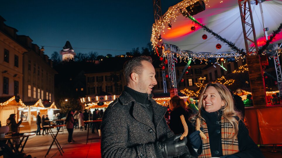 Couple enjoys the festive atmosphere at Karmeliterplatz in Graz. | © Mias Photoart