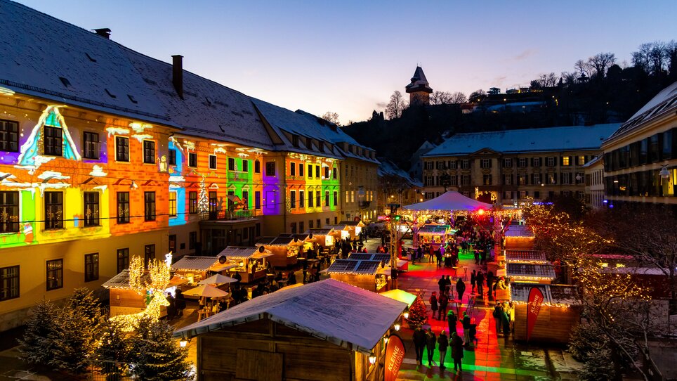 Illuminated Karmeliterplatz in Graz with festive market. | © Harry Schiffer