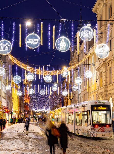 Illuminated Herrengasse in Graz with tram and Christmas decorations. | © Graz Tourismus - Harry Schiffer