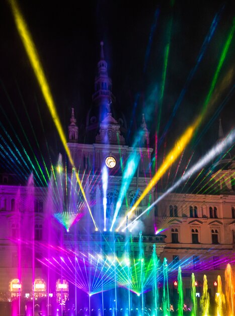 Spettacolo luminoso colorato davanti al Municipio di Graz con giochi d'acqua. | © Graz Tourismus - Harry Schiffer
