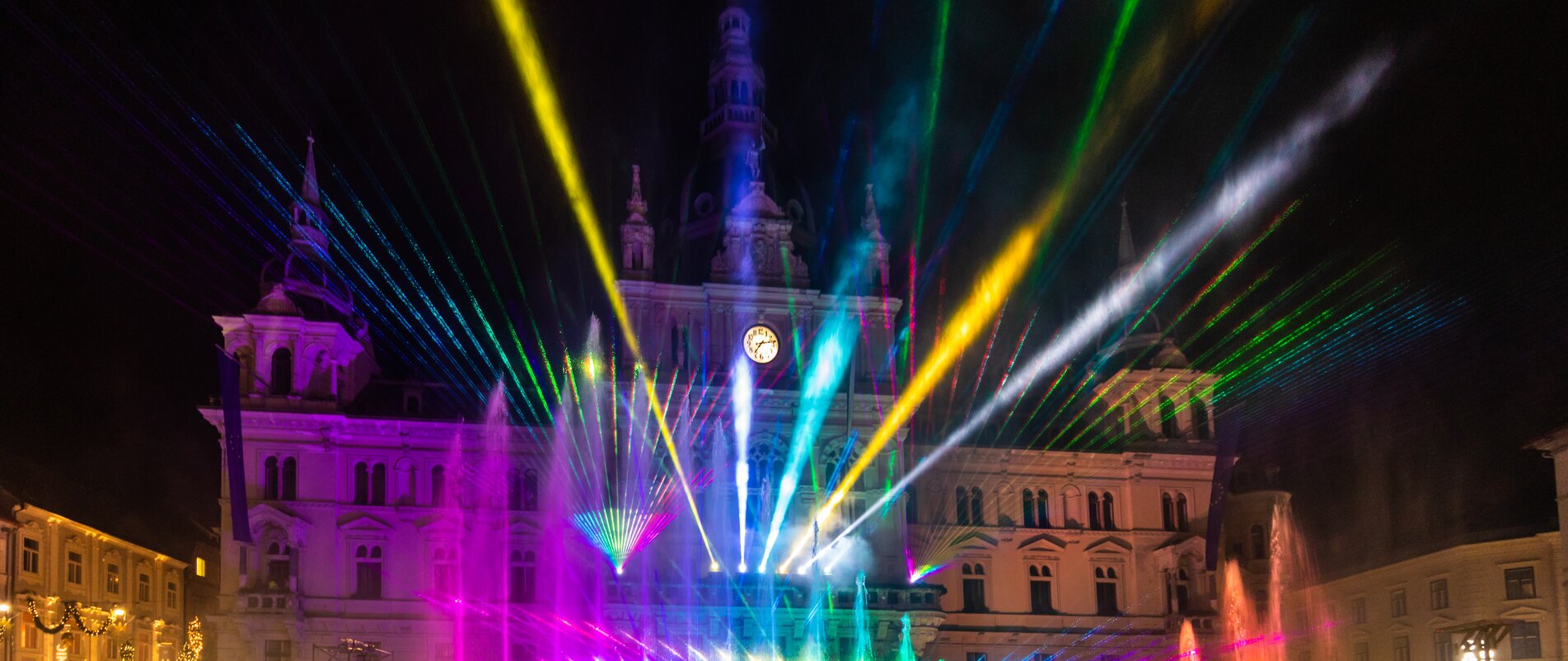 Bunte Lichtshow vor dem Grazer Rathaus mit Wasserspielen. | © Graz Tourismus - Harry Schiffer