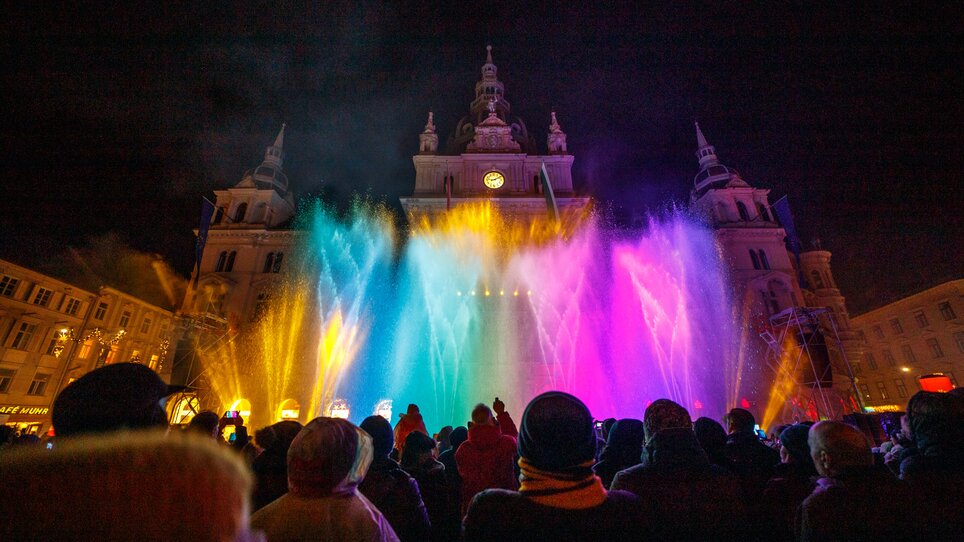 Affascinante spettacolo di acqua e luci di notte davanti al Municipio di Graz. | © Ivents-Kulturagentur - Erwin Scheriau