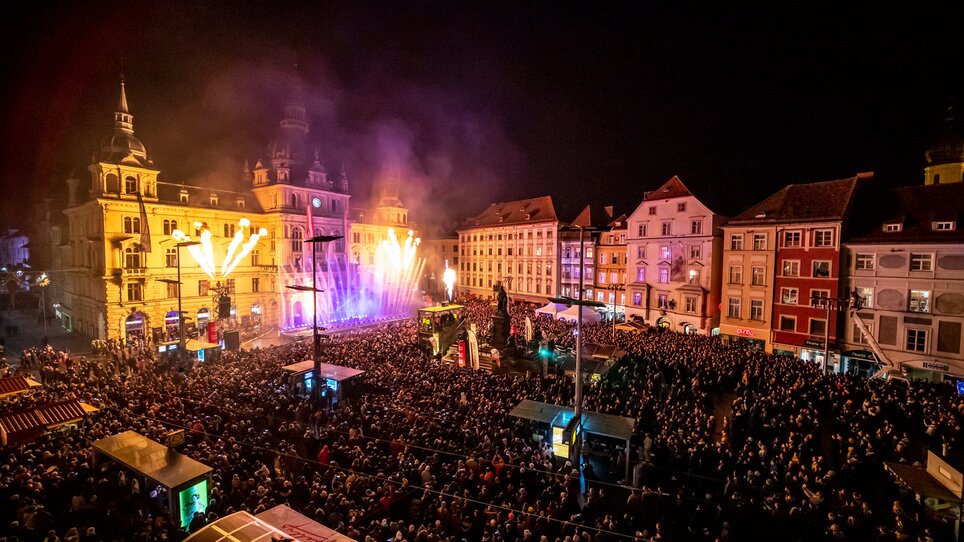 Grande folla che celebra il Capodanno a Graz con luci e fuochi d'artificio. | © Ivents-Kulturagentur - Erwin Scheriau