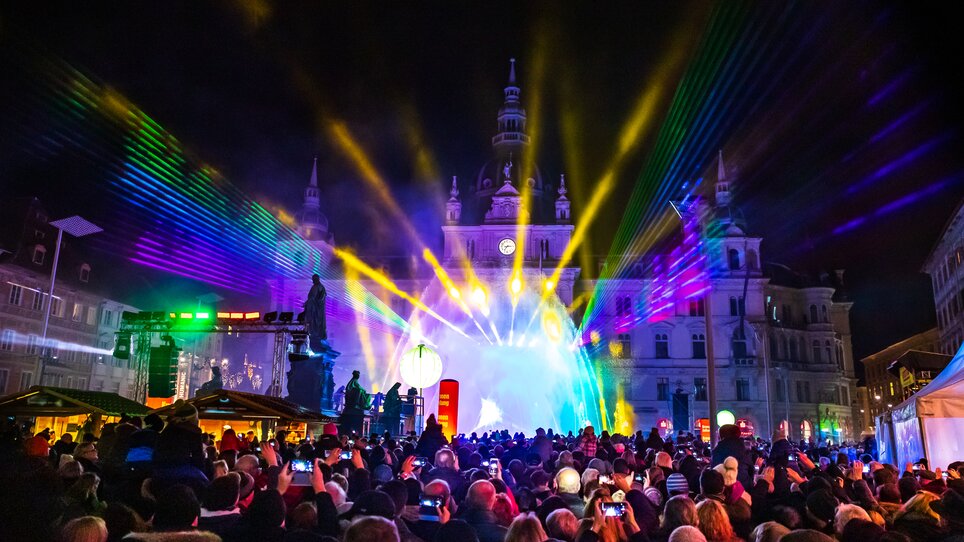 Luci a stella e fasci di laser illuminano la piazza di Graz durante il capodanno. | © Ivents-Kulturagentur - Erwin Scheriau