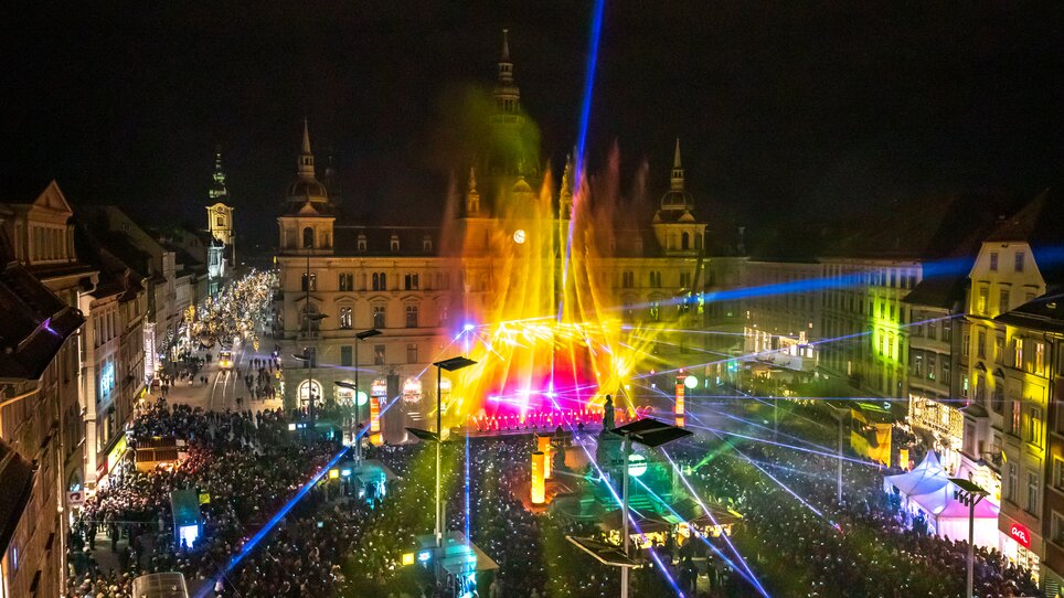 Serata colorata a Graz con luci, musica e una folla festosa. | © Ivents-Kulturagentur - Erwin Scheriau