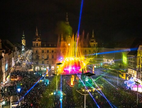 Bunter Abend in Graz mit Lichtern, Musik und Menschen in großer Feieratmosphäre. | © Ivents-Kulturagentur - Erwin Scheriau