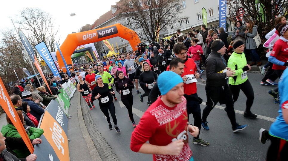 Runners at the event in Graz, surrounded by spectators and sponsor banners. | © GEPA pictures - Hans Oberländer