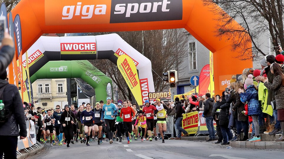 A running event in Graz with many participants and spectators. | © WOCHE
