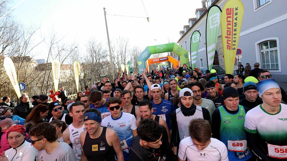 Participants of the Graz New Year's Run gather before the start. | © GEPA - Hans Oberländer