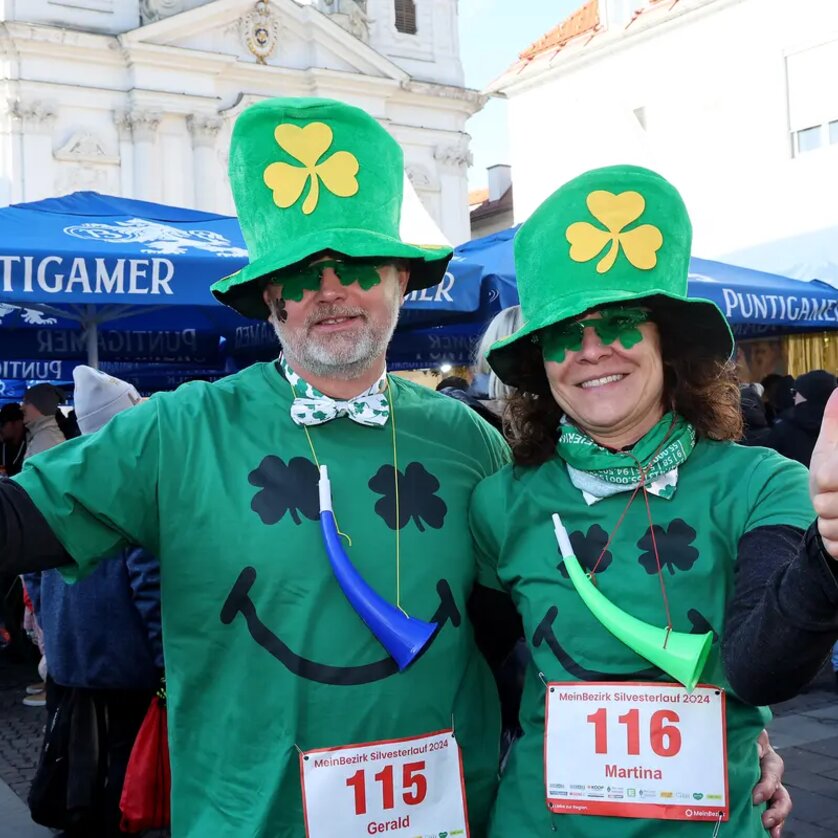 Two participants in funny costumes at the Graz New Year's Eve Run. | © GEPA - Hans Oberländer