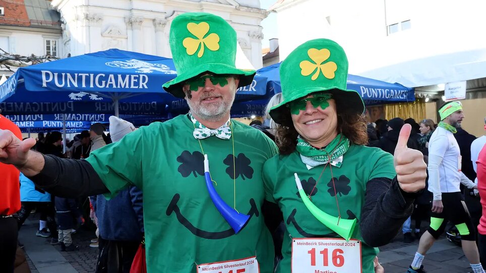Two participants in funny costumes at the Graz New Year's Eve Run. | © GEPA - Hans Oberländer