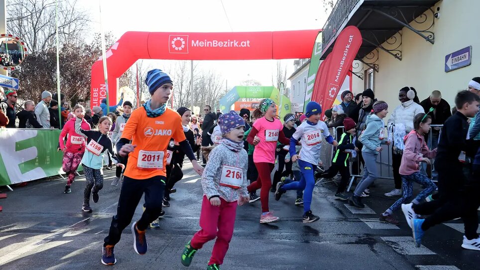 Kids starting the Graz New Year's Run, led by a boy in orange. | © GEPA - Hans Oberländer