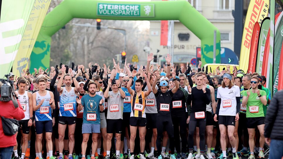 Participants of the Graz New Year's Eve Run gather at the starting line. | © icegirl