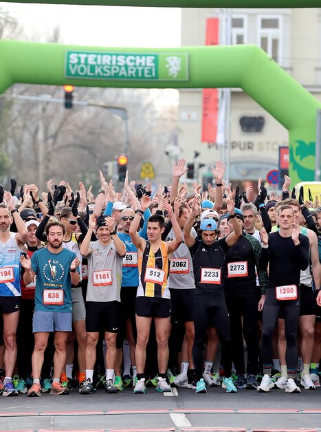 Participants of the Graz New Year's Eve Run gather at the starting line. | © icegirl