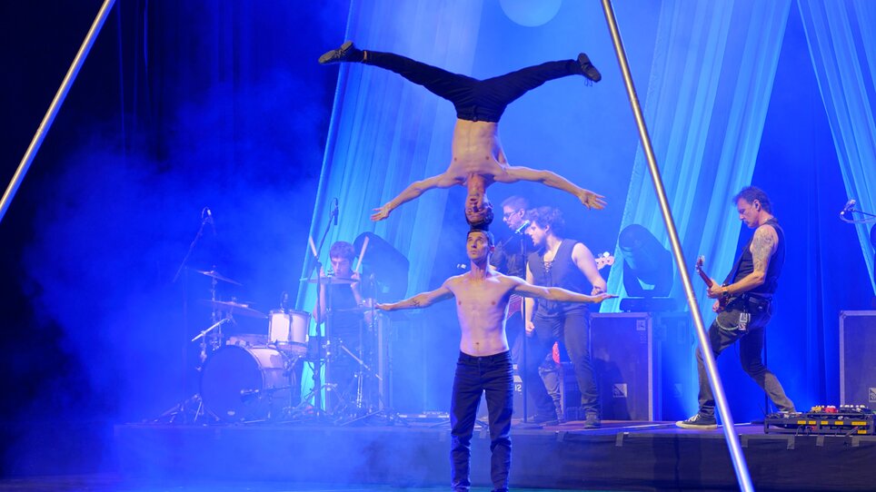 Due acrobati eseguono un impressionante atto di equilibrio. | © Reset Production