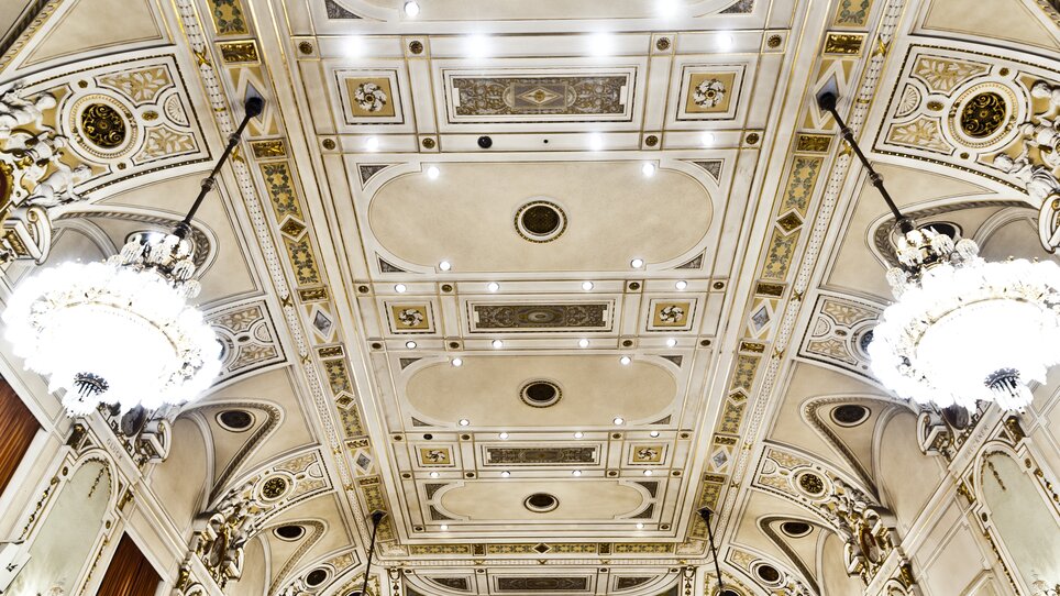 Elegant hall featuring ornate ceiling and large chandeliers. | © MCG - Werner Krug