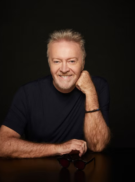 the singer Umberto Tozzi is sitting at a table | © Umberto Tozzi