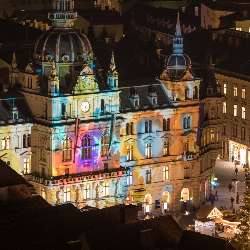 Advent in Graz I Christmas market on Hauptplatz | © Graz Tourismus - Harry Schiffer Illuminated town hall in Graz at the Christmas market with colorful lights and decorations. | © Graz Tourismus - Harry Schiffer