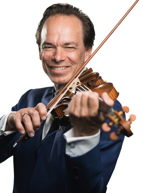 Il violinista Benjamin Schmid sorride mentre tiene in mano il suo strumento. | © Wolfgang Lienbacher