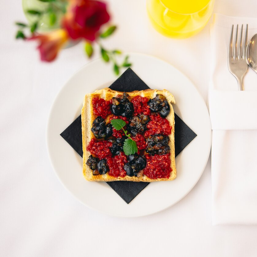 A slice of toast with fresh fruit | © Augartenhotel x einsnullneun