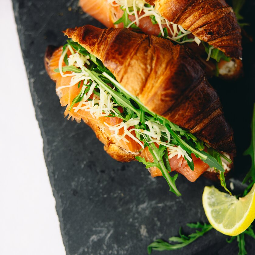 Two croissants filled with salmon, cheese and rucola | © Augartenhotel x einsnullneun