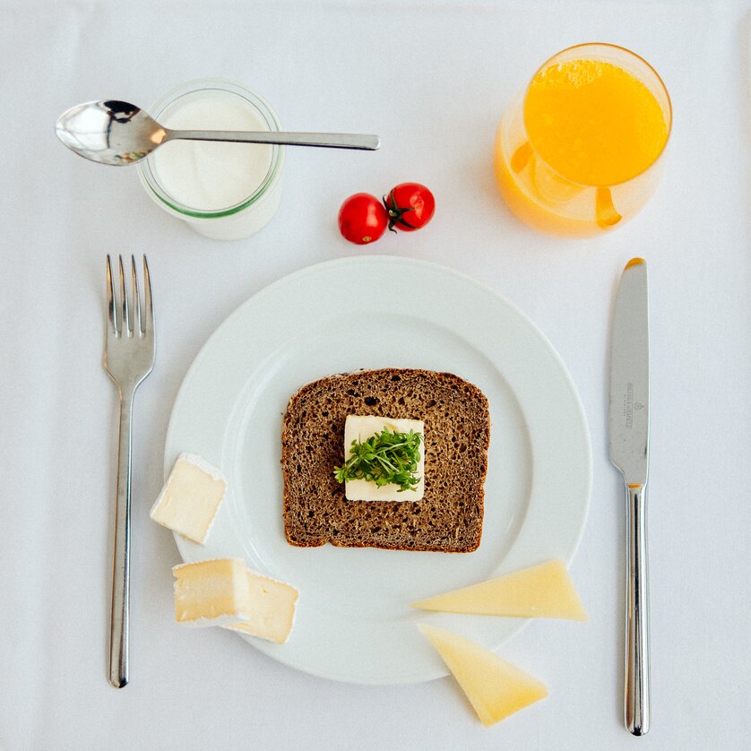 A light breakfast with bread, cheese and yoghurt | © Augartenhotel x einsnullneun