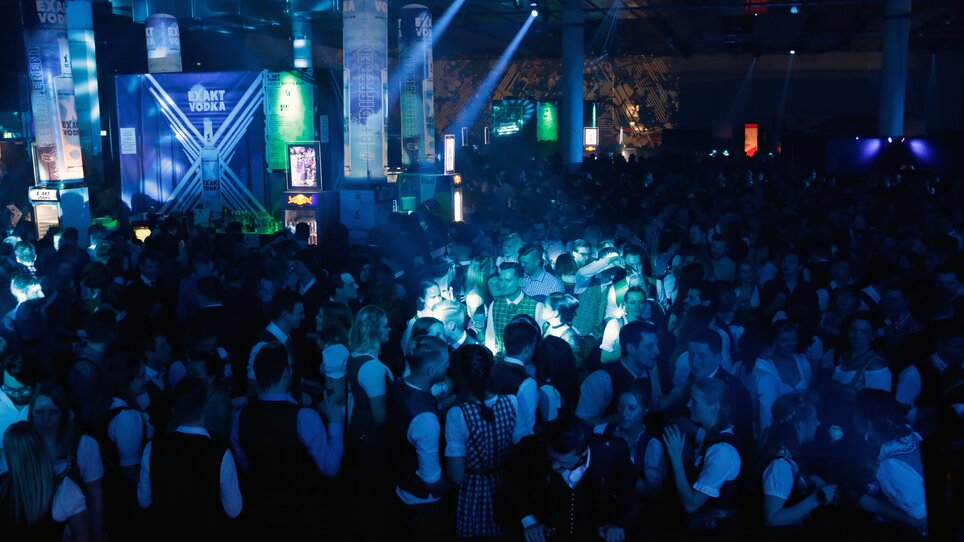 Belebte Atmosphäre beim Steirischen Bauernbundball mit Menschen in festlicher Kleidung. | © Arthur