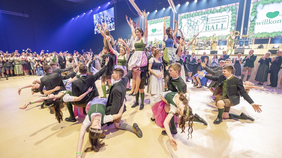 Tanzende Gruppen beim Steirischen Bauernbundball in Graz. | © Foto Fischer