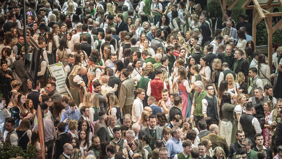 Große Menschenmenge beim Steirischen Bauernbundball in Graz. | © Foto Fischer