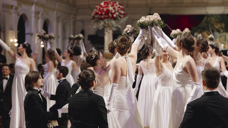 Gruppen von Tänzern in weißen Kleidern auf der Opernredoute. | © Kanizaj Photography