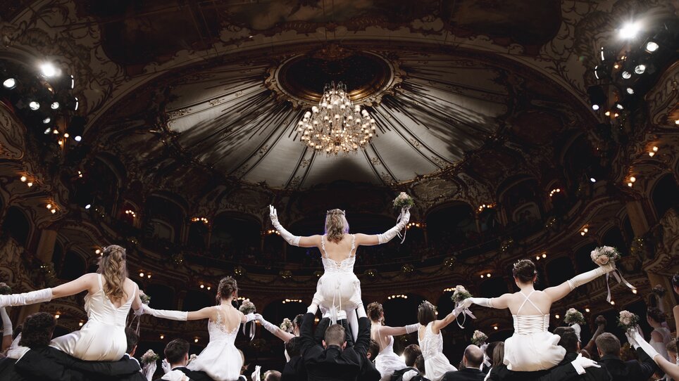 Tanzende Paare in elegantem Ballkleid bei der Opernredoute. | © Kanizaj Photography