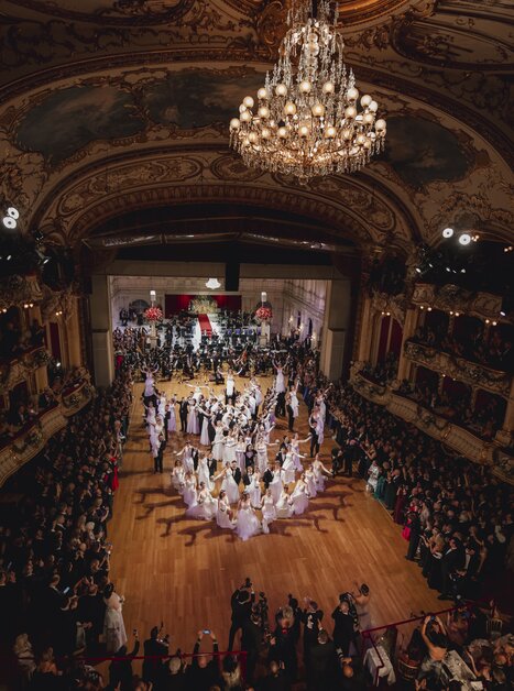 Elegante scena di danza con ospiti in abiti formali all'Opernredoute a Graz. | © Kanizaj Photography