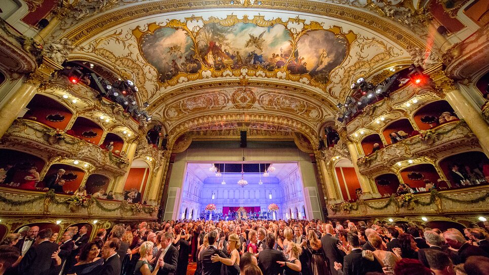 Elegante Tanzveranstaltung im prächtigen Opernhaus in Graz. | © Philipp Schulz - philographics
