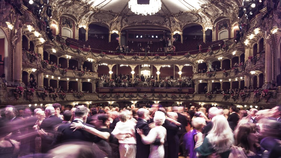 Elegante Tänzer auf der Opernredoute in Graz unter prächtigen Decken. | © Kanizaj Photography
