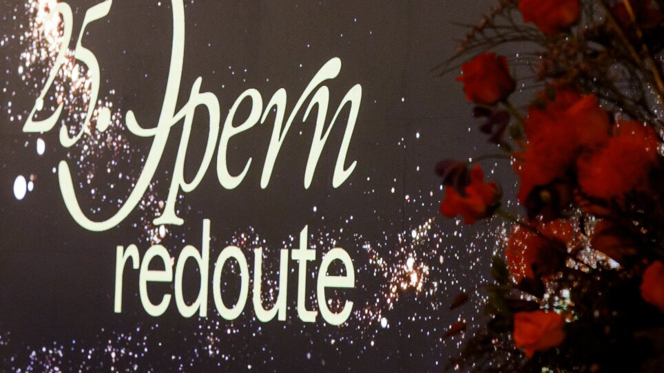 Ein dekoratives Bild mit dem Schriftzug zur 25. Opernredoute in Graz und roten Blumen. | © Kanizaj Photography