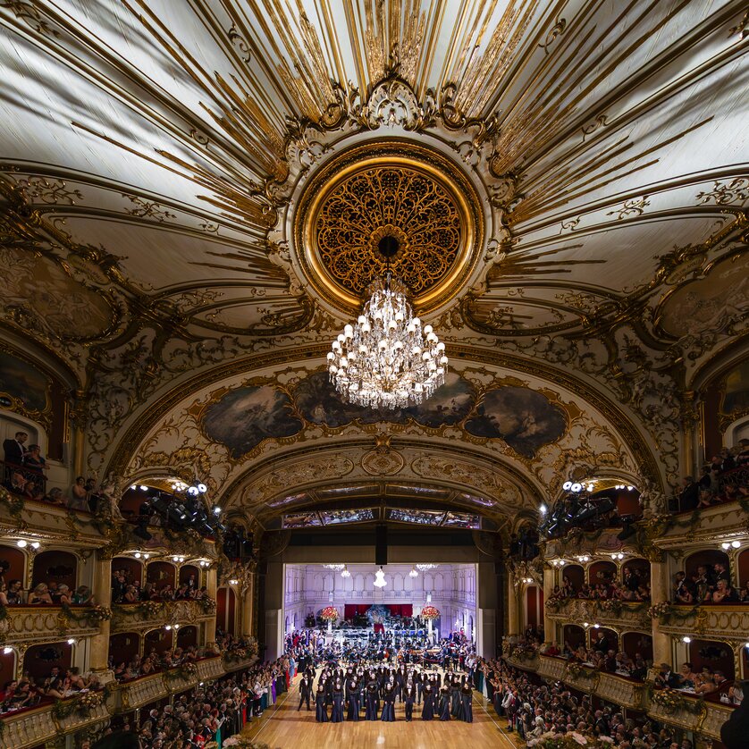 Impressive opera ball in Graz with a festively decorated hall. | © Kanizaj Photography