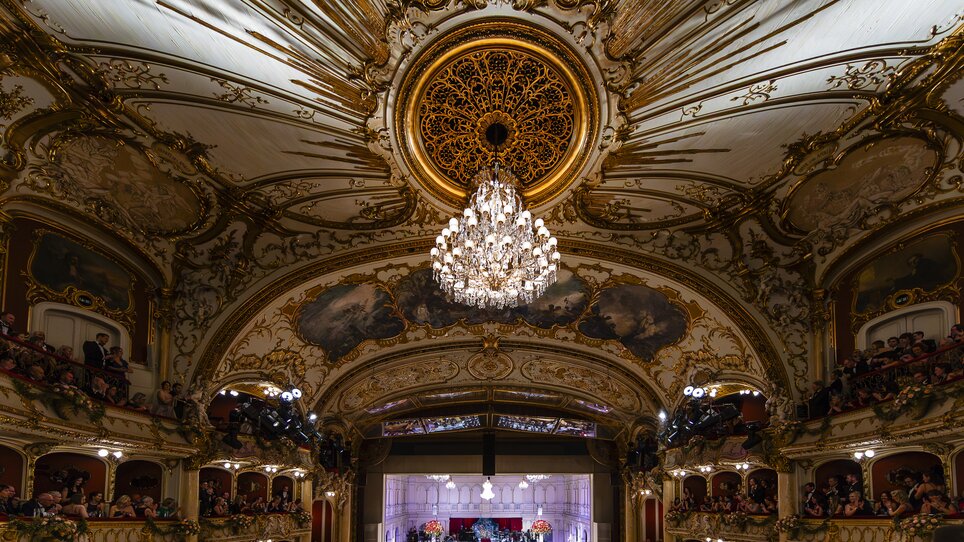 Imposante Opernredoute in Graz mit festlich dekoriertem Saal. | © Kanizaj Photography