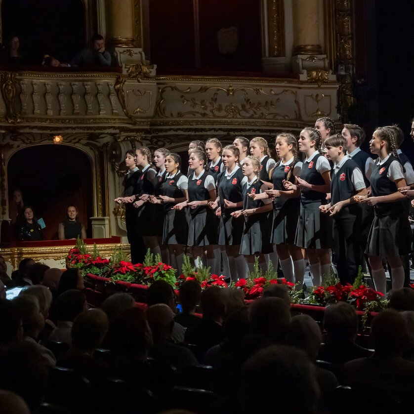 Bühne der Oper mit den Chorsängerinnen und Sängern der Singschul | © Oper-Graz-Oliver Wolf