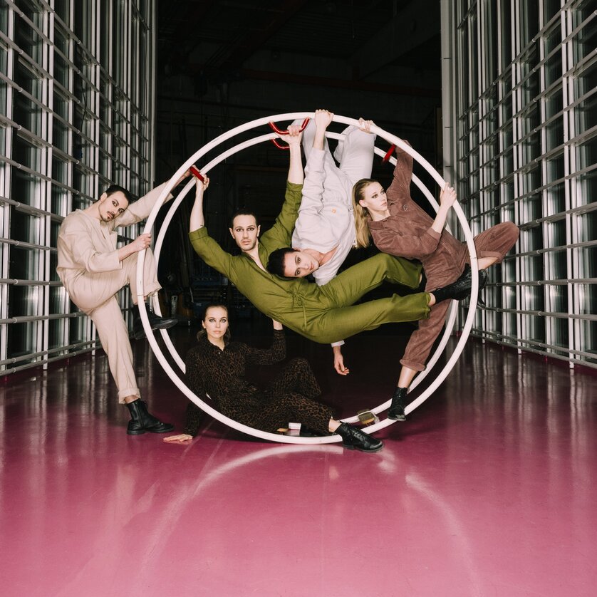 Five people creatively posing around a large hoop. | © Oper Graz  -Ingo Pertramer