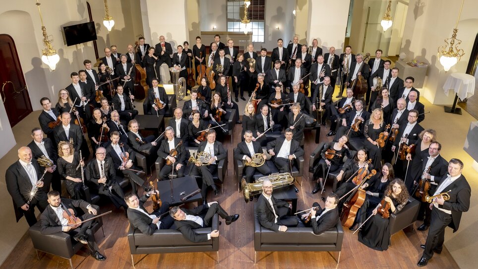 Foto di gruppo dell'Orchestra Filarmonica di Graz con gli strumenti  | © Nikola Milatovic