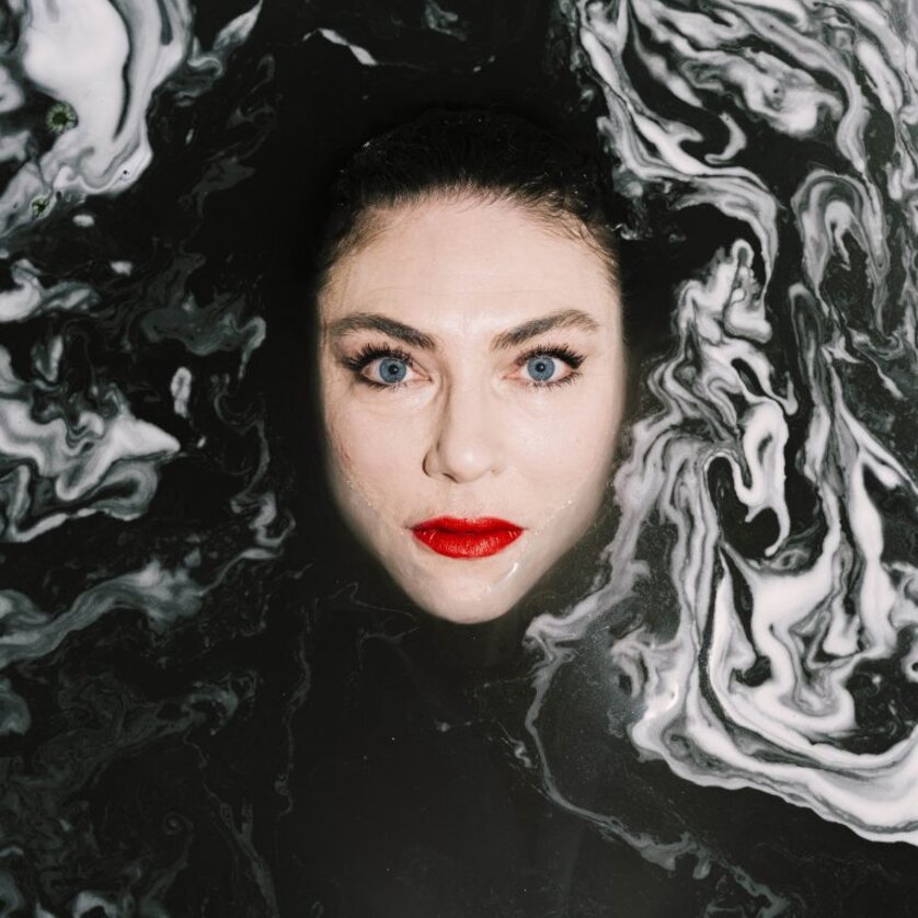 Wozzeck Annette Dasch Frauengesicht mit roten Lippen blickt aus schwarzem Wasser mit weißen Wirbeln | © Oper Graz - Ingo-Pertramer