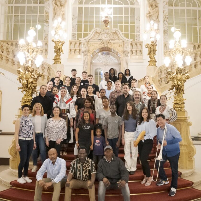 Graz is Wöd Group Photo in Majestic Staircase of the Oper Graz | © Oper Graz - Werner Kmetitsch Graz is Wöd! (Graz is the world) - Impression #1 | © Oper Graz - Werner Kmetitsch