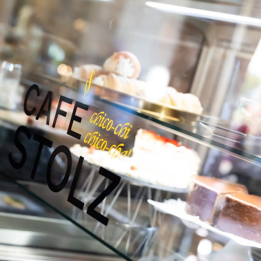 Espressokonzert Café Stolz | © Oper Graz Kuchenvitrine des Café Stolz mit ausgewählten Torten und Gebäck. | © Oper Graz