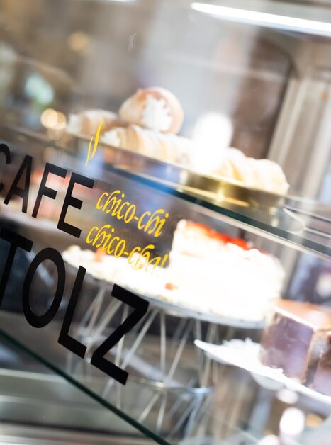Kuchenvitrine des Café Stolz mit ausgewählten Torten und Gebäck. | © Oper Graz