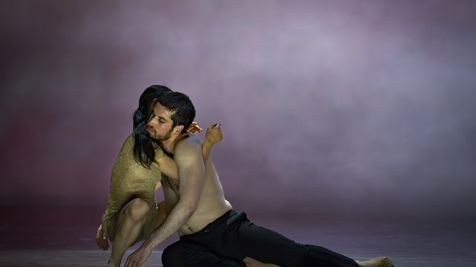 A couple in an emotional dance, embracing and intensely connected. | © Werner-Kmetitsch - Oper Graz