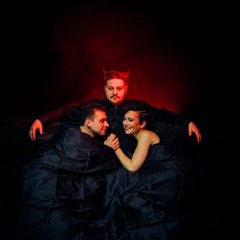 Tre persone in coperte nere con illuminazione drammatica. | © Ingo Pertramer