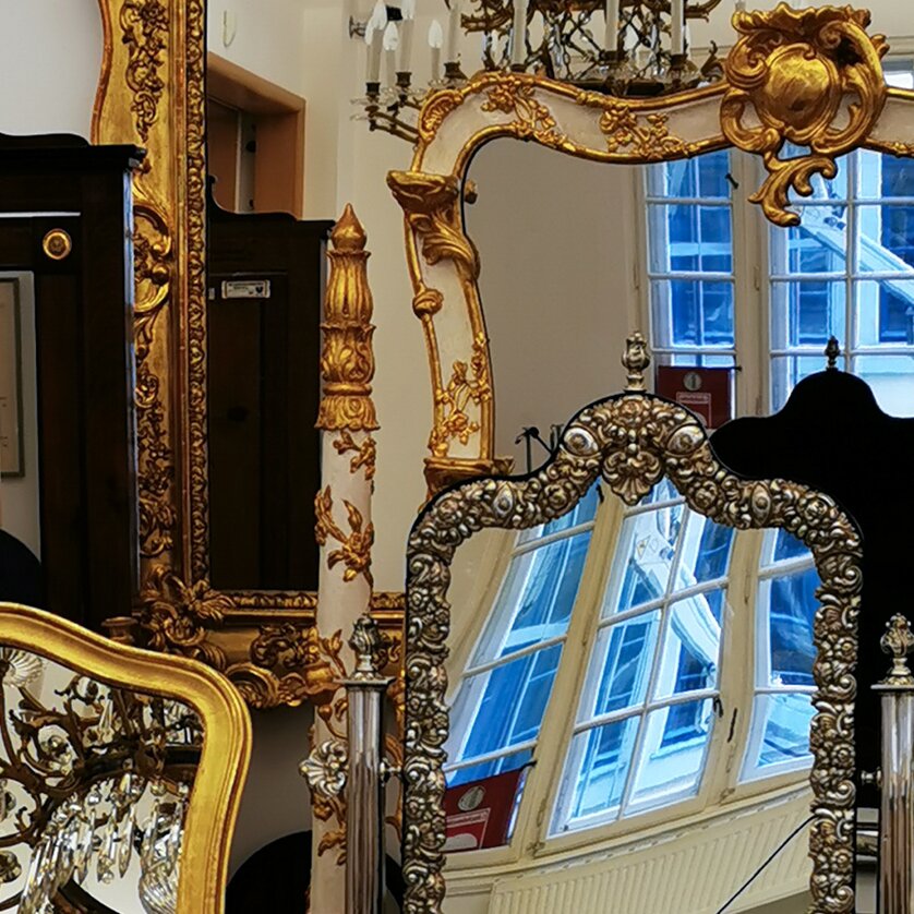 Verschiedene dekorative Spiegel in einem Ausstellungsraum. | © Irmgard Unger-Eisele