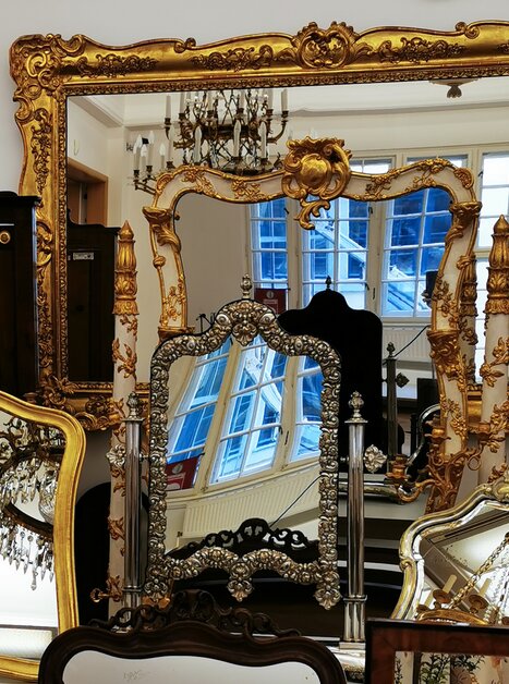 Mehrere kunstvolle Spiegel mit Goldrahmen reflektieren den Raum. | © Irmgard Unger-Eisele